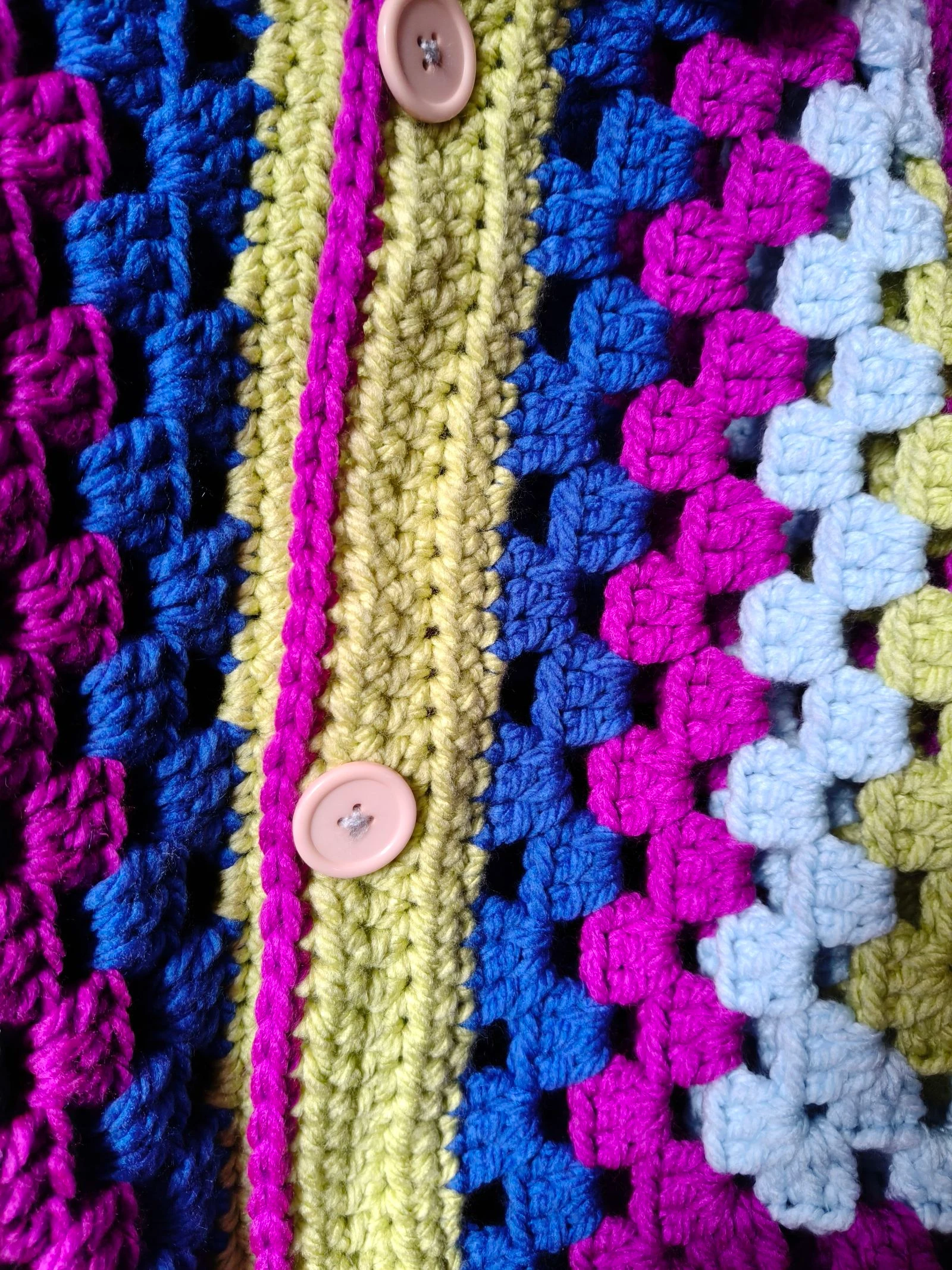 Cardigan court au crochet style carré Granny ! Design unique et coloré ! – photo 3
